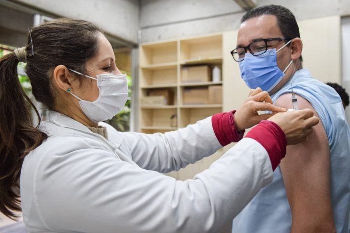Pessoas com 38 anos completos podem se dirigir a um dos 20 postos de vacinação. Foto: Adriana Horvath/PMD