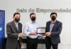 Sala do Empreendedor é premiada Hiroyuki Minami - Secretário de Desenvolvimento Econômico, Ciência, Tecnologia, Trabalho e Turismo; Orlando Morando - Prefeito de São Bernardo e Paulo Cereda - Gerente regional do Sebrae-SP no ABC. Foto: Gabriel Inamine/PMSBC