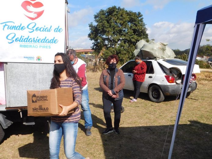 Primeira-dama Lígia Volpi acompanhou a entrega das 200 cestas básicas para moradores em situação de vulnerabilidade do Jardim dos Eucaliptos, em Ouro Fino Paulista. Foto: Divulgação/PMRP
