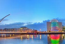 Dublin mistura presente, passado, futuro e a clássica Guinness Ponte Samuel Beckett. Foto: Depositphotos