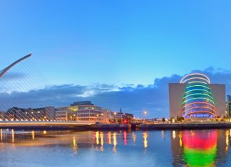 Dublin mistura presente, passado, futuro e a clássica Guinness Ponte Samuel Beckett. Foto: Depositphotos