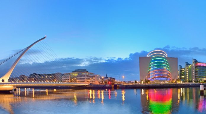 Dublin mistura presente, passado, futuro e a clássica Guinness Ponte Samuel Beckett. Foto: Depositphotos