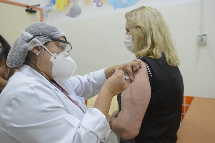Oferta do imunizante para dose de reforço passa a ocorrer em 8 postos no município, das 17h às 20h, mediante agendamento prévio. Foto: Ricardo Cassin/PMSBC