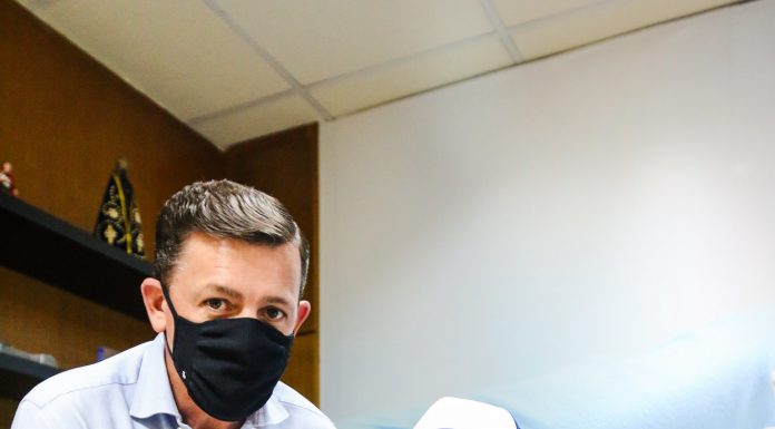 Morando homenageia medalhista paralímpico Paratleta, que foi prata na paracanoagem, na categoria KL1, nos 200 metros, foi recebido no Paço Municipal nesta quinta-feira, 09/09. Foto: Gabriel Inamine/PMSBC