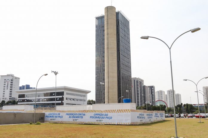 Preparação para o período das fortes chuvas de verão visa retirada de 3.000 metros cúbicos de sedimentos e assoreamento do reservatório. Foto: Gabriel Inamine/PMSBC