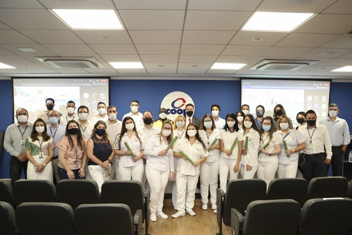 16 farmacêuticos da Coop Drogaria receberam o certificado. Foto: Guilherme Balconi