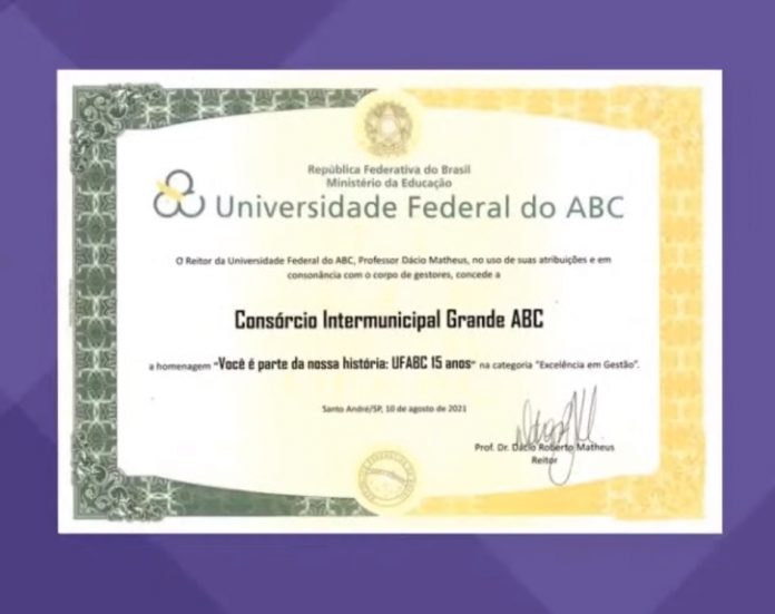 Certificado foi entregue em evento virtual que comemorou os 15 anos de existência da universidade. Foto: Divulgação/Consórcio ABC