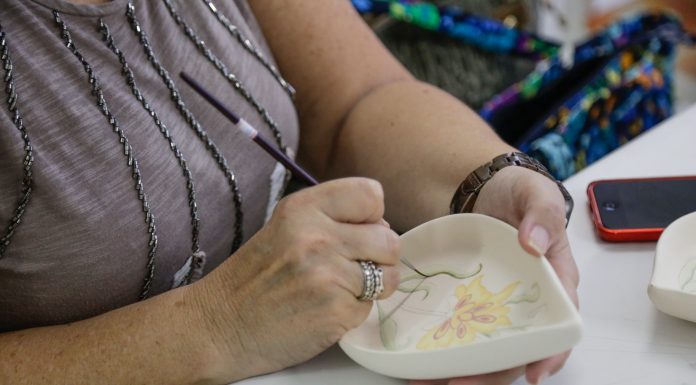 Fundo Social abre vagas para cursos profissionalizantes Pintura em Cerâmica. Foto: Letícia Teixeira/PMSCS