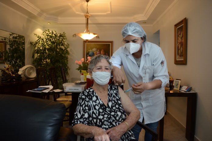 A senhora Maria Barella Florido, de 94 anos recebeu a vacina em sua casa neste sábado, 04/09. Foto: Ricardo Cassin/ PMSBC