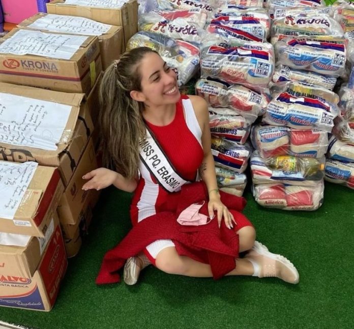 A influenciadora, modelo e atriz Thata Perrony foi a vencedora do concurso por ter arrecadado 1 tonelada e meia de alimentos. Foto: Arquivo pessoal/Thata Perrony