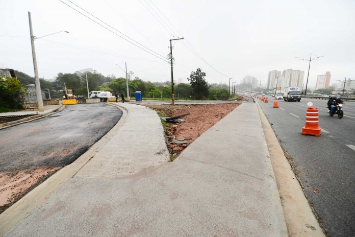Obras estão sendo feitas para que haja uma nova faixa de rolamento e de acostamento na altura do km 19 da rodovia Anchieta. Foto: Omar Matsumoto/PMSBC