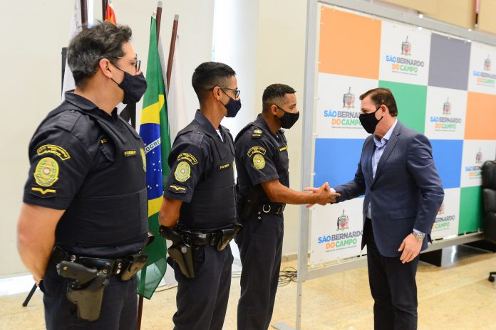 Prefeito de São Bernardo, Orlando Morando participou do evento que certificou os agentes. Foto: Omar Matsumoto/PMSBC