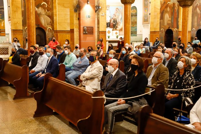 Prefeito Tite Campanella e outras autoridades políticas estiveram presentes na Missa celebrada na Matriz Sagrada Família, no centro da cidade. Foto: Eric Romero / PMSCS