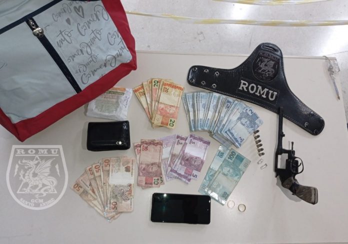 Itens roubados pelo criminoso em uma farmácia. Foto: Divulgação/PSA