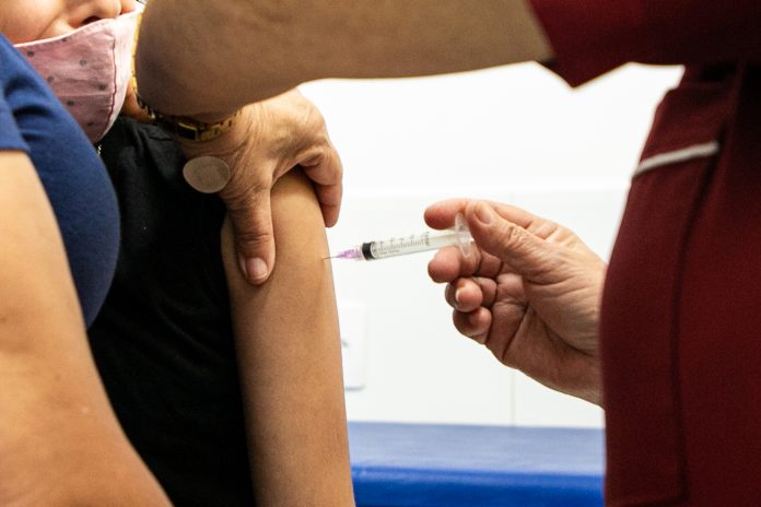 Mais de 1.100 crianças e jovens foram vacinados durante a campanha. Foto: Letícia Teixeira / PMSCS