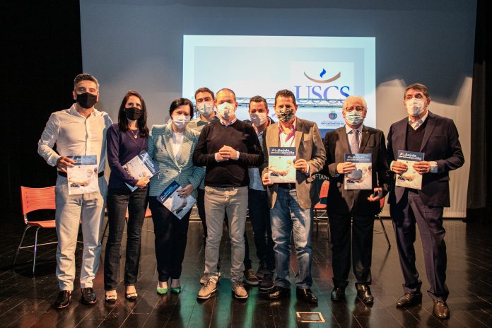 O evento contou com a presença da presidente da Fundação ABC, Adriana Berringer Stephan; diretores dos hospitais privados do município; da promotora de justiça, Marisa Rocha; do presidente do CRF (Conselho Regional de Farmácia do Estado de São Paulo), Marcos Machado Ferreira; do infectologista Fabio Leal; vereadores e outras autoridades.  Foto: Letícia Teixeira/PMSCS