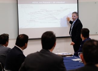 Azul anuncia novidades nos voos Encontro entre representantes da companhia e o governador do estado, Ratinho Junior, sela retorno dos voos em Ponta Grossa, Toledo, Pato Branco e Guarapuava em dezembro e intenção para novas operações em outras 11 cidades dentro do Paraná. Foto: Divulgação