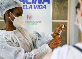 Viajantes terão vacinação antecipada Intervalo adotado será de 5 meses após imunização com a segunda dose para todas as pessoas com 18 anos ou mais. Foto: Gabriel Inamine/PMSBC