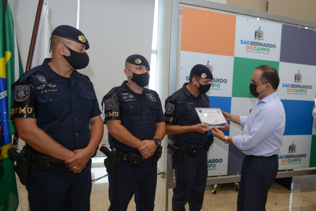Certificados foram entregues pelo vice-prefeito de São Bernardo, Marcelo Lima. Foto: Ricardo Cassin/PMSBC