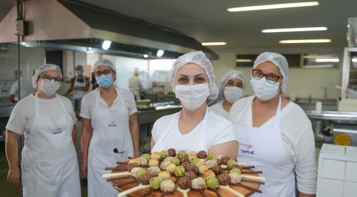 Programa de profissionalização forma nova turma Projeto teve como objetivo formar novos pizzaiolos e também transmitir o conhecimento básico em confeitaria. Foto: Ricardo Cassin/PMSBC