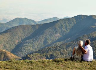 Santo Antônio do Pinhal é ideal para momento a dois Casal admirando a vista do Pico Agudo, Santo Antônio do Pinhal Foto: Wagner Ribeiro