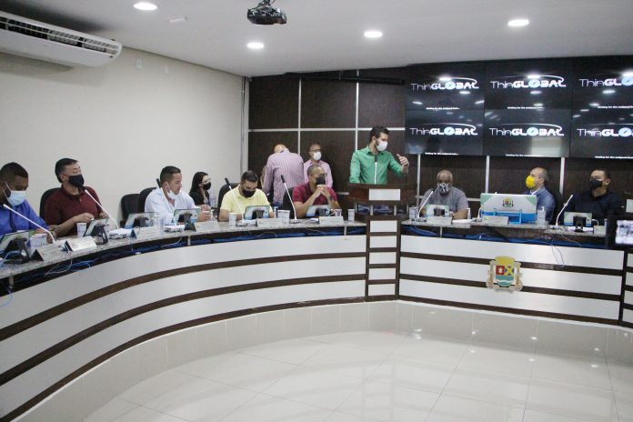 Secretário-executivo Acacio Miranda informou aos parlamentares principais realizações do colegiado de prefeitos em 2021. Foto: Divulgação/Consórcio ABC