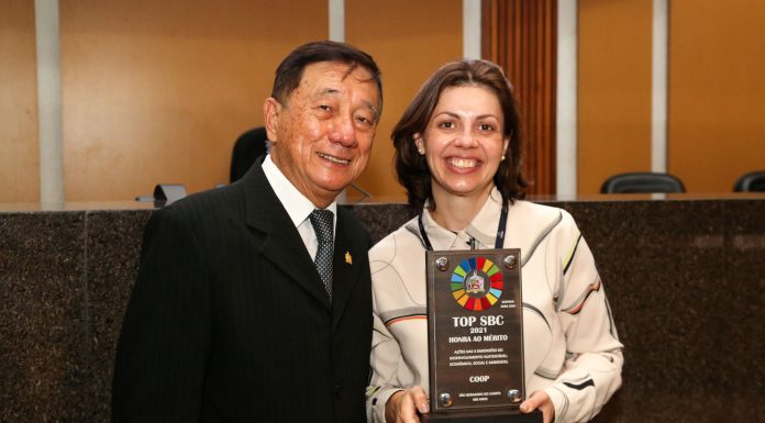 COOP recebe prêmio por ações responsáveis Hiroyuki Minami e Luciana Benteo. Créditos: Guilherme Balconi