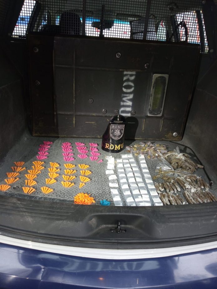 Mais de 400 frascos de entorpecentes foram apreendidos durante ocorrência. Foto: Divulgação/PMSBC