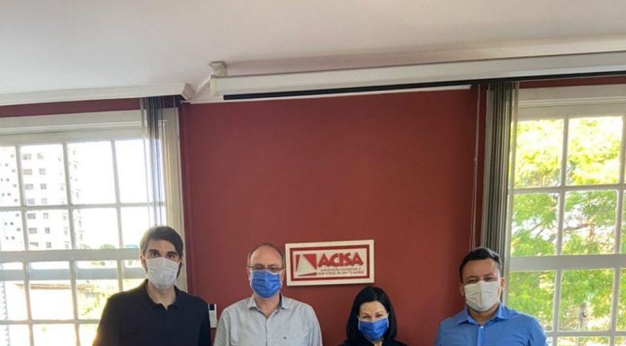 Grupo Polar doa máscaras descartáveis Entrega de máscaras na Acisa contou com a presença de Amir Hernandez Musleh, Ademir Gasparetto, Ângela Romano e Rogério Borges. Foto: Divulgação