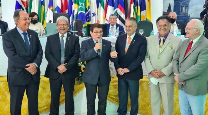 COFECI conquista prêmio internacional Durante o plenário em Belém, o troféu foi entregue para o presidente do Sistema Cofeci Creci, João Teodoro, e a conquista foi celebrada por Corretores de Imóveis de todo o Brasil. Foto: Divulgação