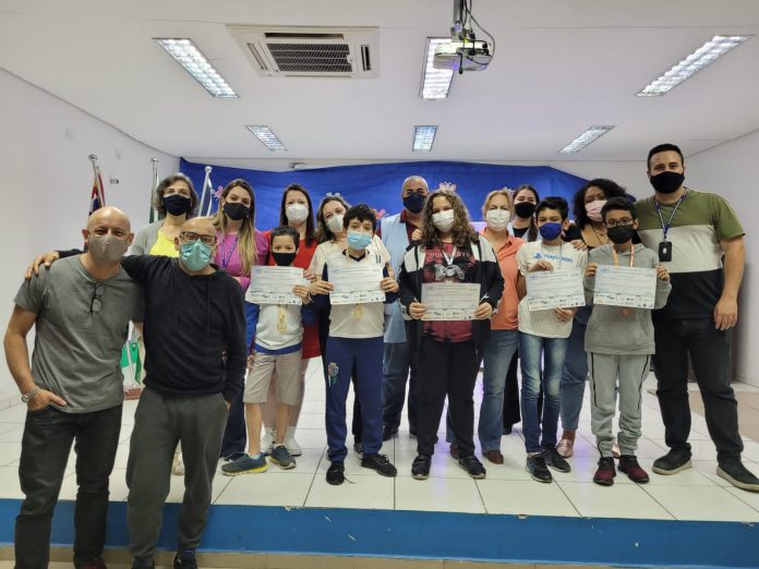 Alunos medalhistas e profissionais da Senador Fláquer. Foto: Divulgação / PMSCS