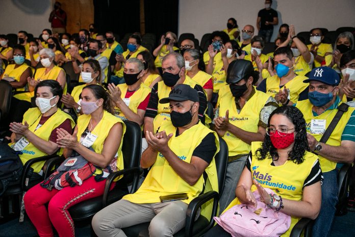 378 participantes do Mais Oportunidade estiveram no Teatro Santos Dumont. Foto: Letícia Teixeira/PMSCS