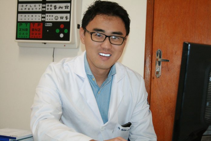 Oftalmologista Norton Sakassegawa Yanagimori. Foto: Divulgação