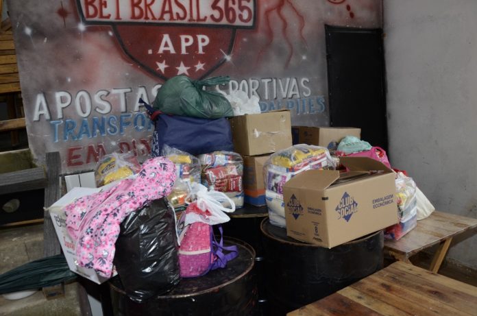 Além de alimentos, moradores foram contemplados com produtos de higiene e limpeza, roupas, colchões e cobertores. Foto: Helber Aggio/PSA