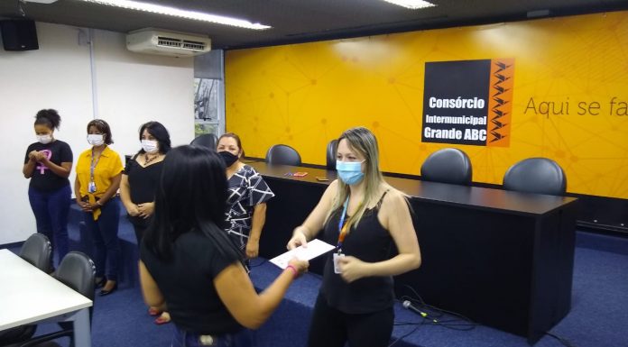Mulheres em situação de violência recebem auxílio A ação vai auxiliar aproximadamente 65 pessoas neste período de festas de fim de ano. Foto: Divulgação/Consórcio ABC