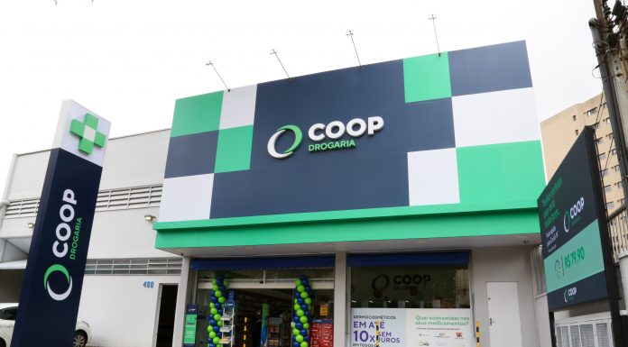 COOP Drogaria acelera novidade em suas unidades Fachada da COOP Drogaria. Foto: Guilherme Balconi