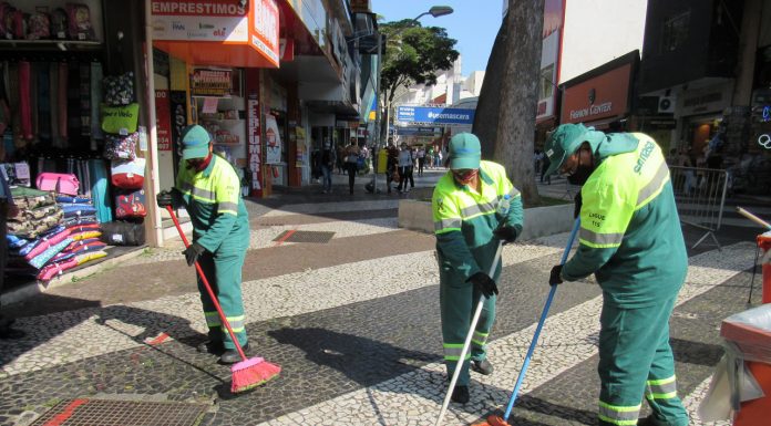 Centro comercial tem limpeza reforçada Operação especial acontece na rua Oliveira Lima e vias do entorno. Foto: Divulgação/Semasa