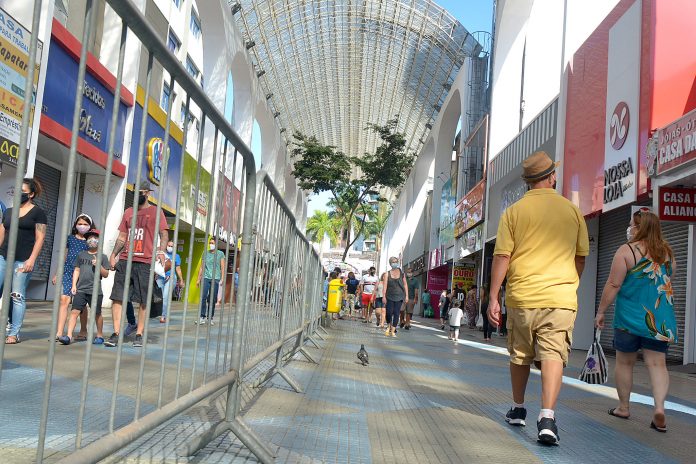 Rua Coronel Oliveira Lima é uma das principais do comércio da cidade. Foto: Angelo Baima/PSA