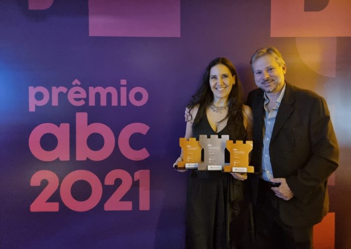A diretora Roberta Bigucci recebeu o prêmio em nome da Construtora. Foto: Divulgação/MBigucci
