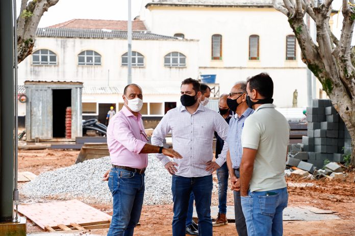 Auricchio esteve ao lado do secretário de Obras e Habitação, Iliomar Darronqui, e os diretores-sócios da Construtora Ubiratan, Jorge Topal Filho e João Braga Nobre Correa. Foto: Eric Romero / PMSCS