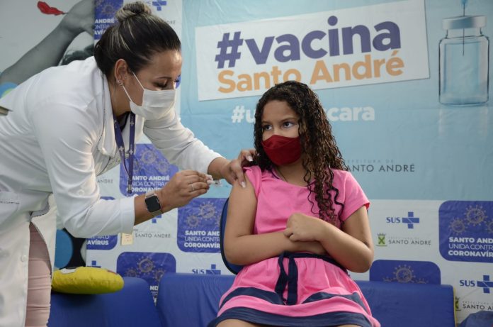 A primeira andreense vacinada foi a Ana Sofhia Freire Silva, de sete anos de idade, Foto: Helber Aggio/PSA