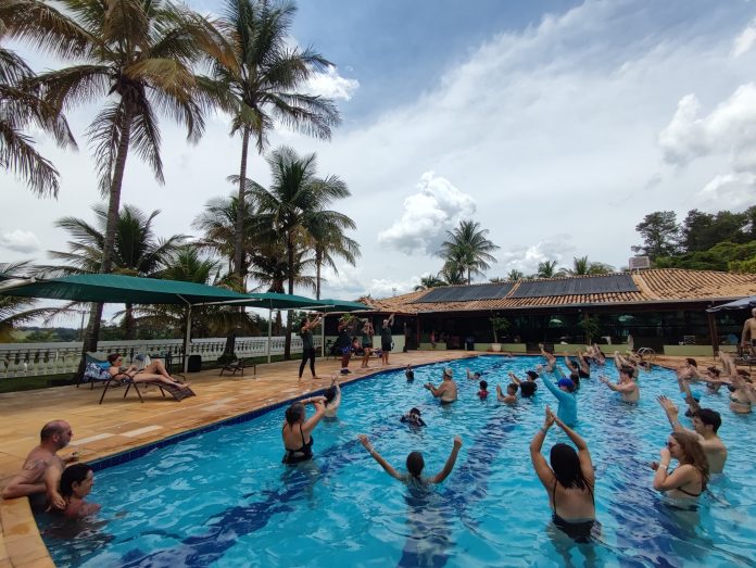 Hidroginástica em uma das piscinas do Brotas Eco Hotel Fazenda. Foto: Divulgação