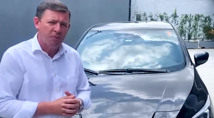 Orlando testa o carro elétrico da Nissan Prefeito agradeceu pela oportunidade de testar este novo modelo de automóvel. Foto: Divulgação