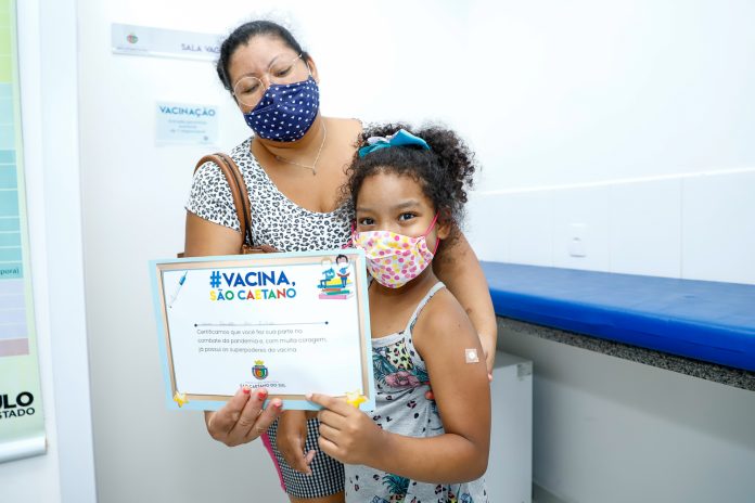Lara Santos recebeu seu certificado após a imunização. Foto: Eric Romero / PMSCS