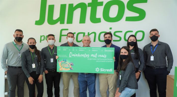 Sicredi premia diversos associados Alcides com a equipe da agência. Foto: Divulgação/Sicredi