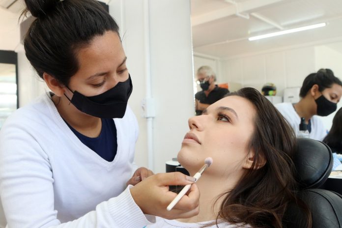 Maquiagem é um dos cursos oferecidos pela iniciativa. Foto: Helber Aggio/PSA