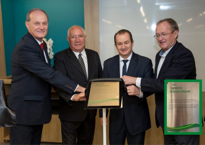 Lideranças do cooperativismo durante a inauguração da Sala Ignácio Donel em 2018. Foto: Divulgação/Sicredi