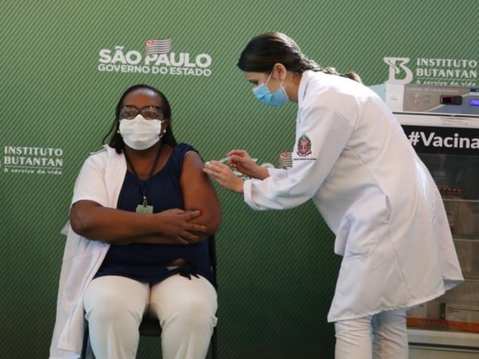 Mônica recebeu o imunizante em janeiro de 2021 e foi a primeira vacinada contra a Covid-19 no Brasil. Foto: Divulgação/Governo do Estado de São Paulo