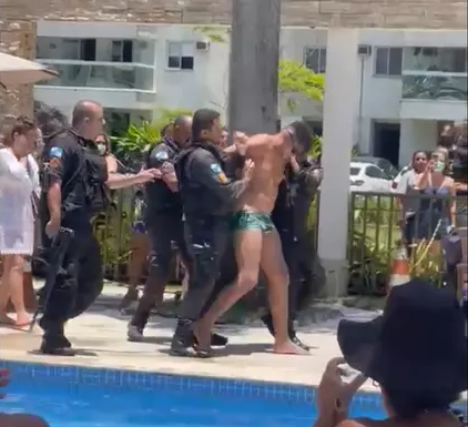 PM entra em piscina para prender vereador Renato Oliveira é vereador e presidente da Câmara de Embu das Artes e estava à passeio no Rio de Janeiro quando foi detido. Foto: Divulgação