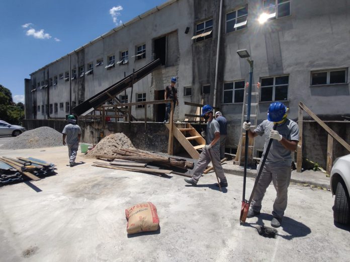 Estacionamento do Complexo Hospitalar se tornou o canteiro de obras dos operários nesta primeira etapa. Foto: Divulgação PMRP